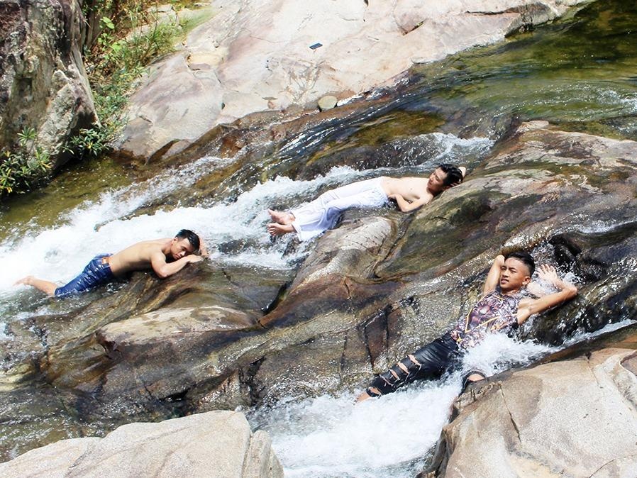 Dan do xo len rung tam suoi trong thoi tiet nang nong hinh anh