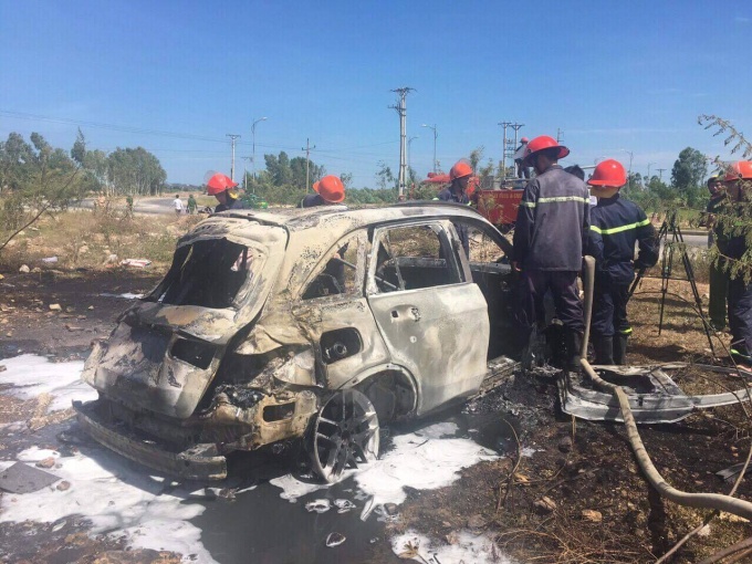 Oto Mercedes boc chay du doi hinh anh