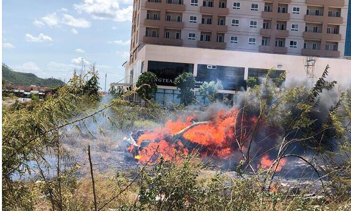 Oto Mercedes chay tro khung sau khi dam phai den duong hinh anh