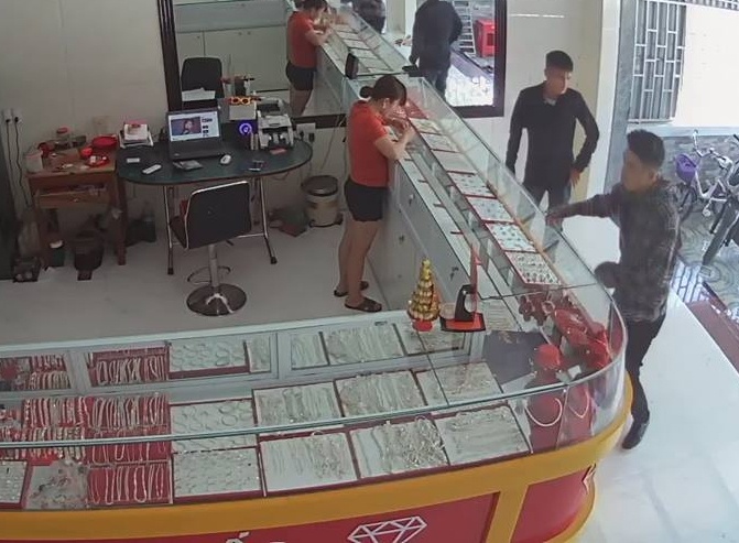 Chu tiem phat giac 2 thanh nien di ban vang gia hinh anh