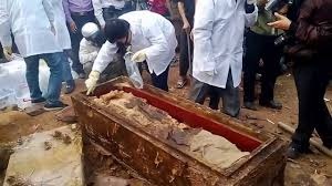 Nguoi dan ong tu vong sau khi lam viec voi cong an hinh anh