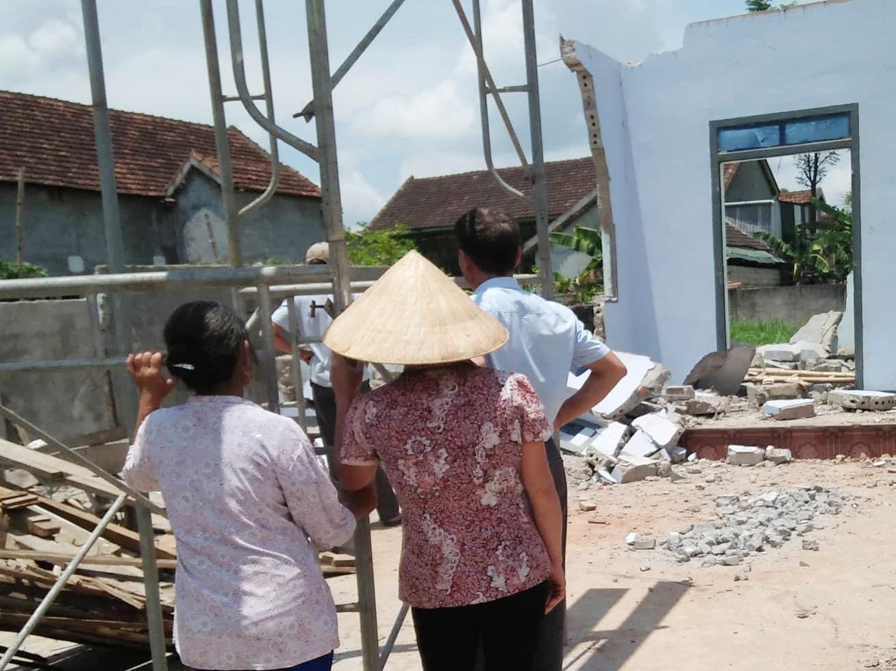 Sap tuong trong luc pha nha, 2 nguoi tu vong tai cho hinh anh