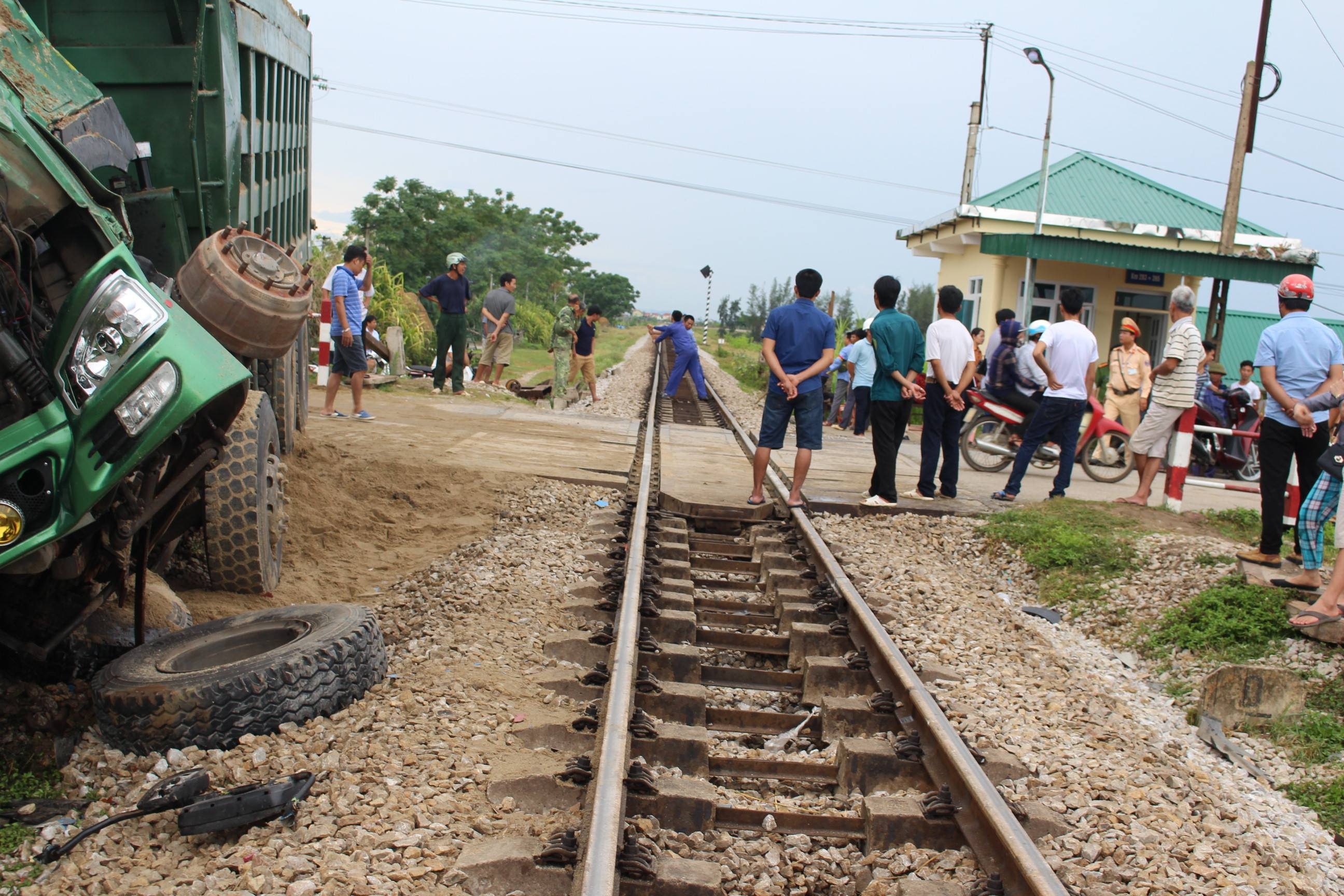 Xe Howo chet may tren duong ray bi tau hoa dam nat dau hinh anh