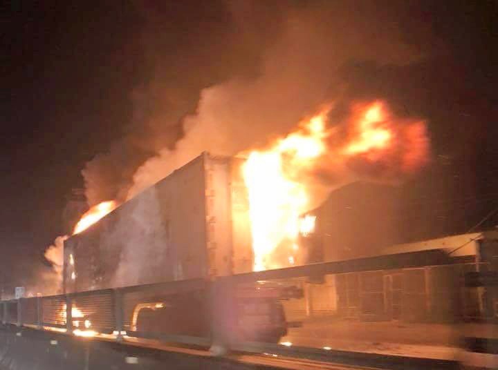 Xe container boc chay khi dang luu thong hinh anh