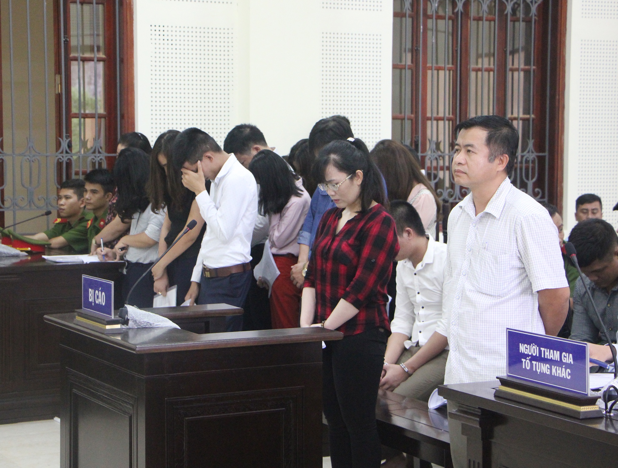 Nhân viên ngân hàng lừa đảo chiếm đoạt tài sản ảnh 2 Nhan vien ngan hang lua dao chiem doat tai san anh 2