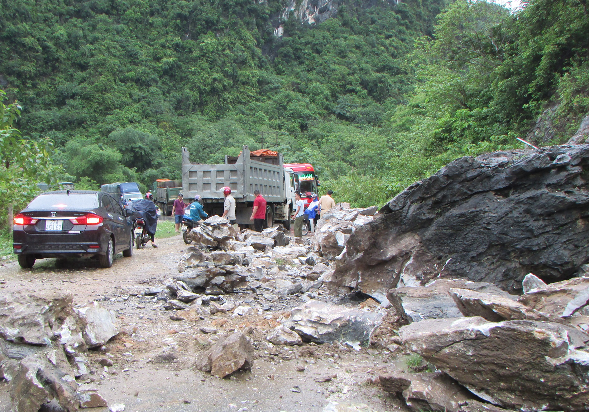 Sat lo do mua lon, quoc lo 7 bi chia cat hinh anh