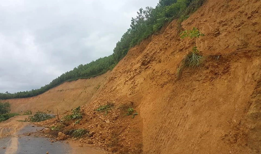Mua lon, hai vo chong mat tich tren song Lam hinh anh