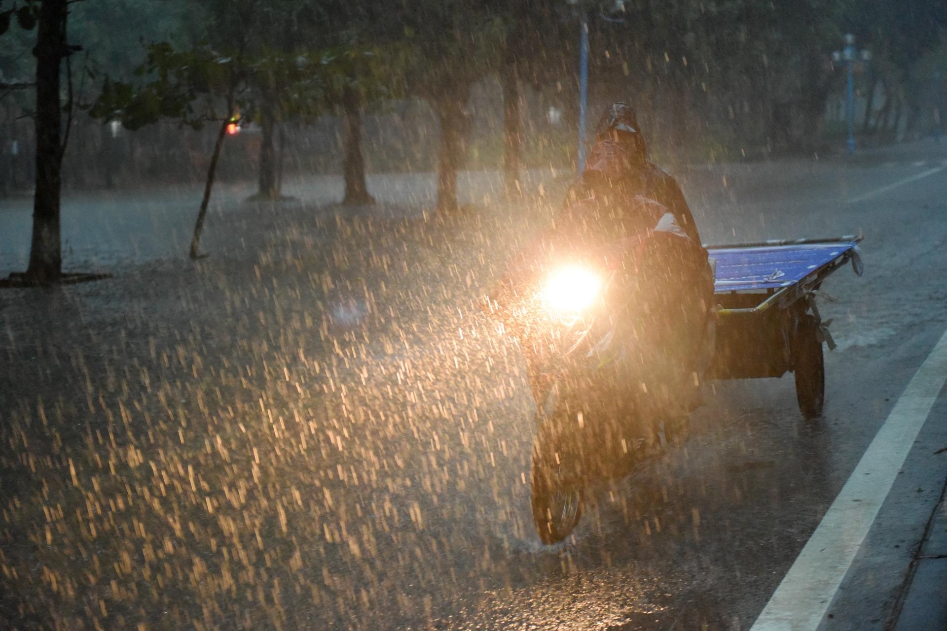 Bao so 3 - Son Tinh tan tren dat lien, mua lon nhieu noi hinh anh