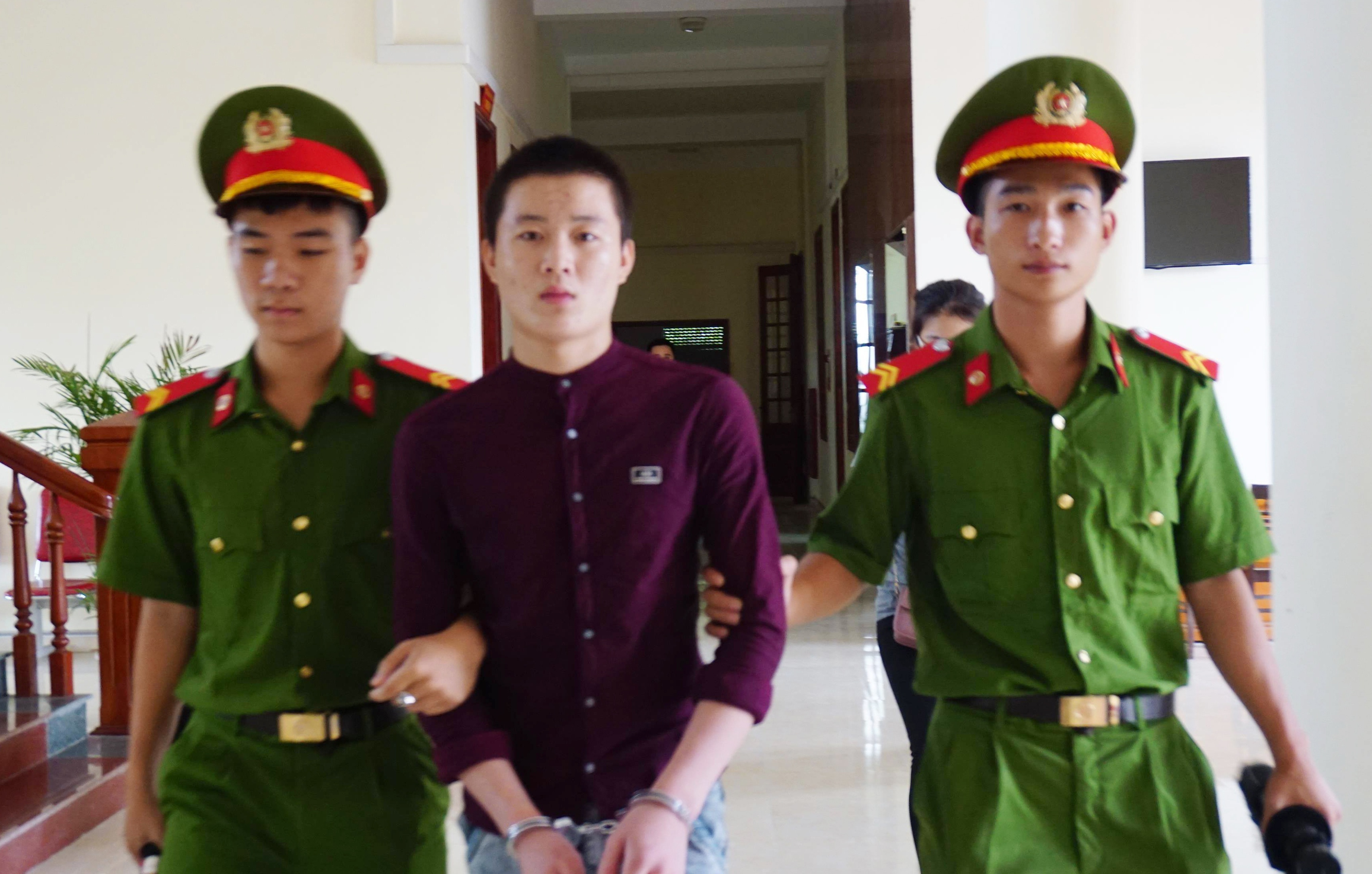 'Yeu' be gai chan de, nam thanh nien linh 6 nam tu hinh anh