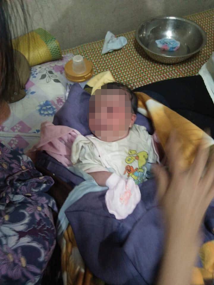 bé gái sơ sinh còn nguyên dây rốn ảnh 1 be gai so sinh con nguyen day ron anh 1
