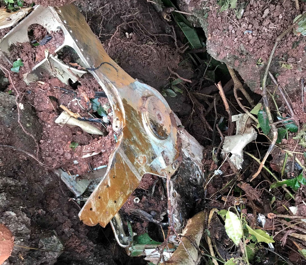 Tim thay hop den may bay Su-22U roi tai Nghe An hinh anh