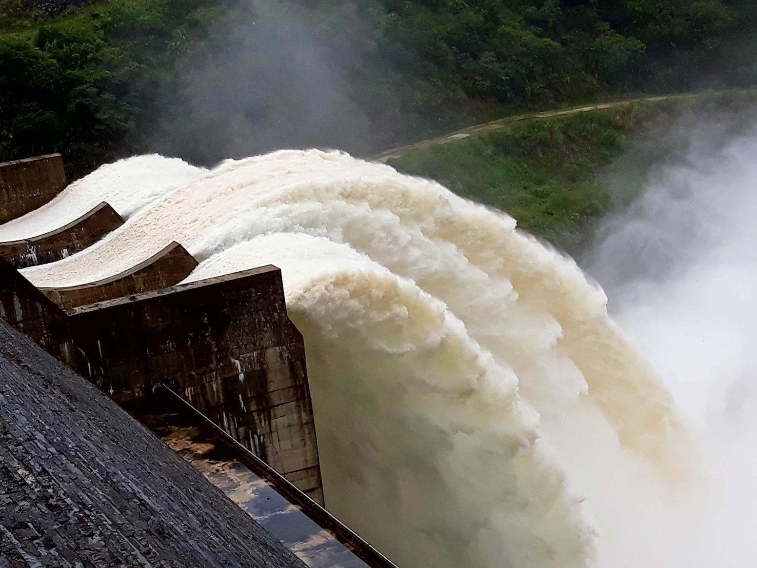 Dan dung xem thuy dien lon nhat Bac Trung Bo xa lu hinh anh