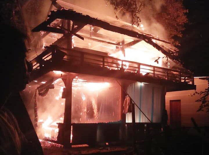 Nha san bi thieu rui luc rang sang hinh anh