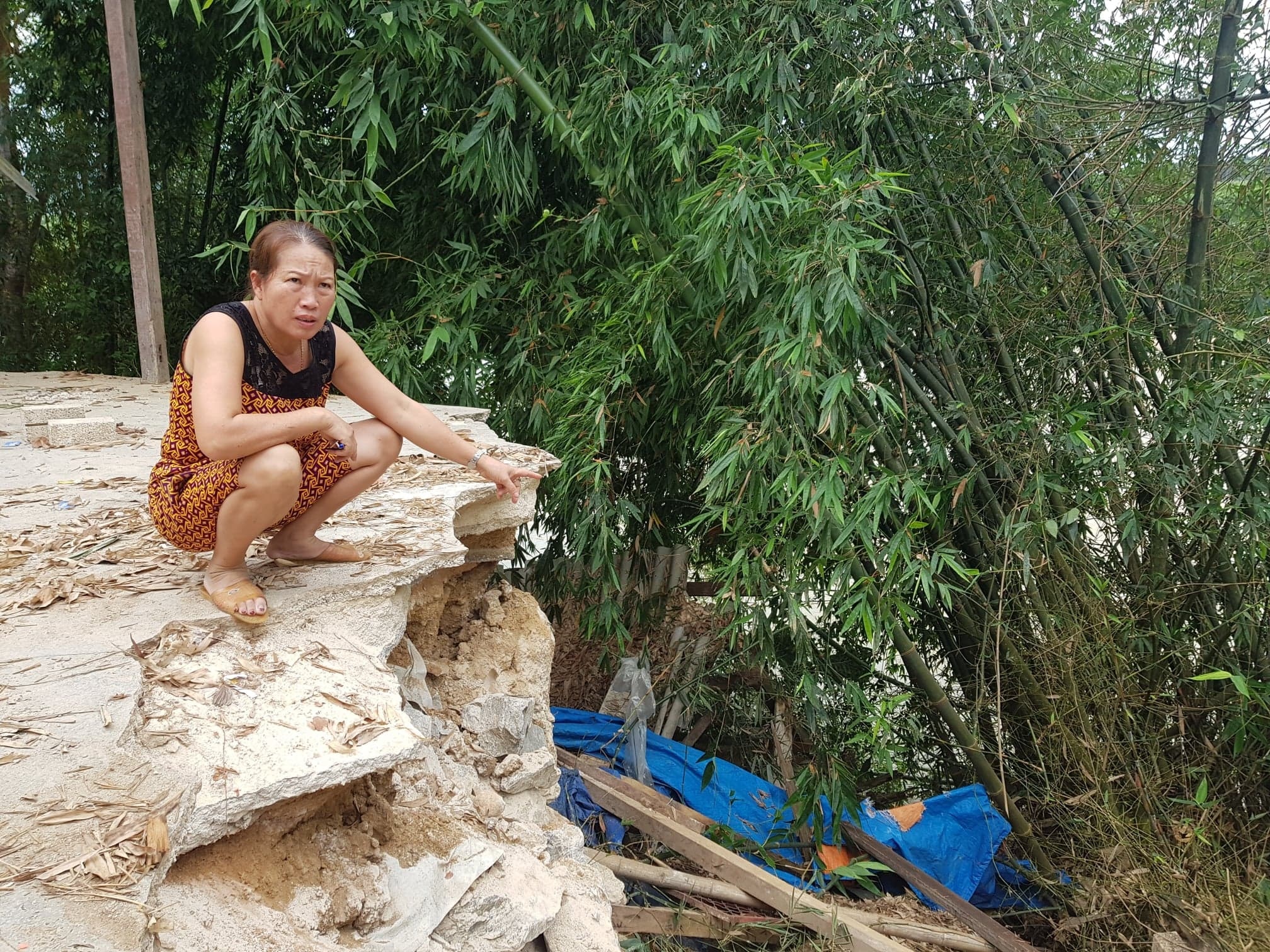 Dan ven song thao chay vi sat lo dat trong dem hinh anh