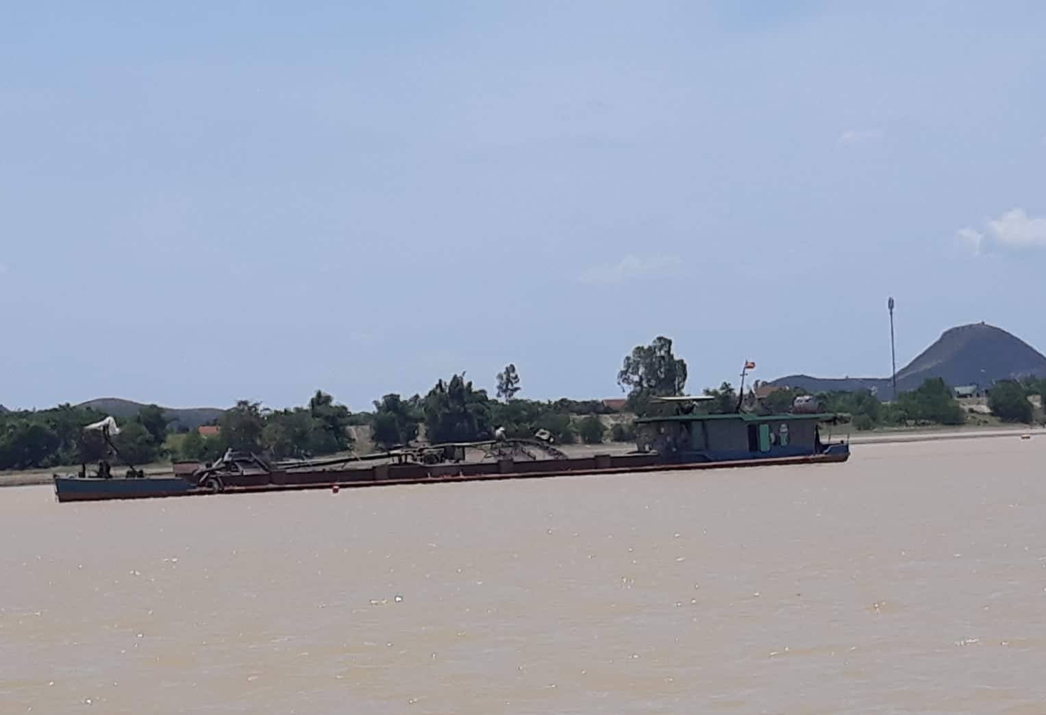 phe binh chu tich huyen anh 1