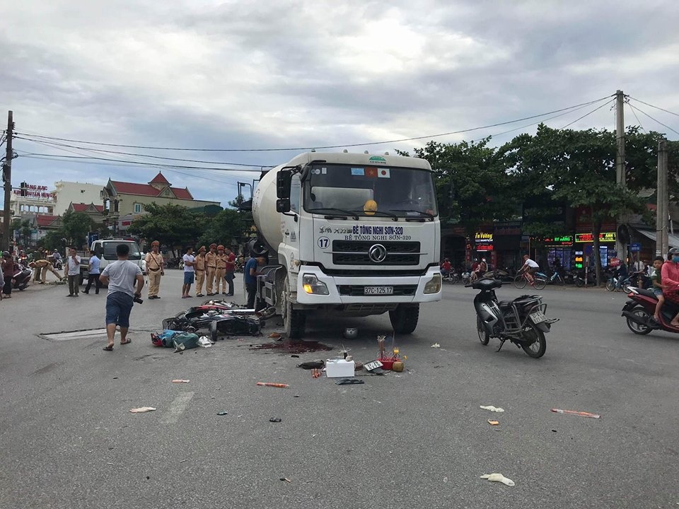 Xe bon can nguoi phu nu tu vong hinh anh