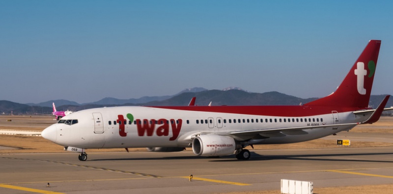 Phi cong nghe nham, dua may bay len duong bang sai lenh khong luu hinh anh