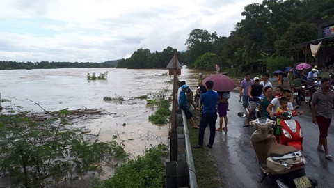 Ba nguoi o Nghe An bi lu cuon troi hinh anh