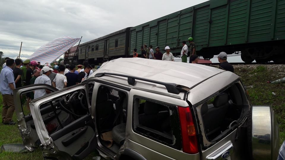 Oto bi tau hoa tong, 4 nguoi thuong vong hinh anh