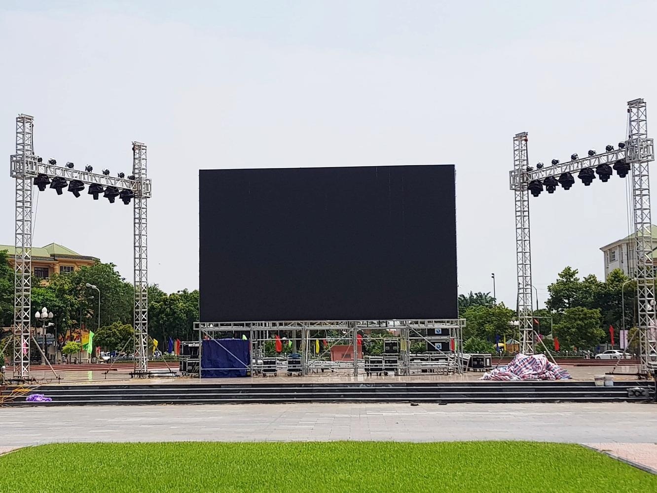 Lap man hinh LED co lon o quang truong Ho Chi Minh de co vu Olympic VN hinh anh