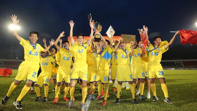 Vinh danh cac cau thu tre SLNA anh 2