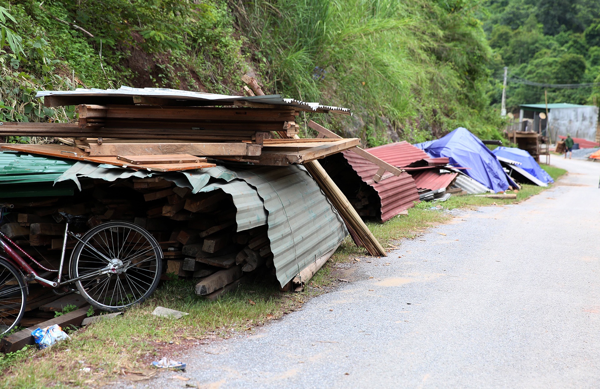 ban lang tan hoang sau mua lu anh 13