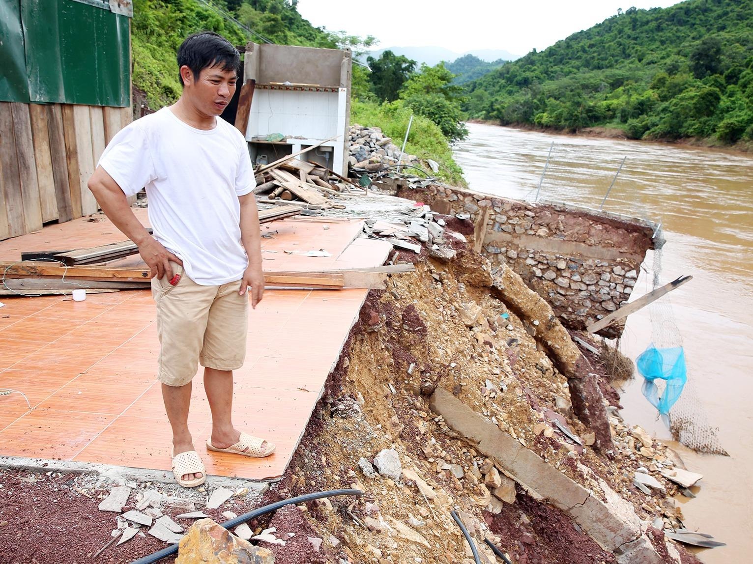 Ban lang Nghe An xo xac sau dot mua lu keo dai hinh anh