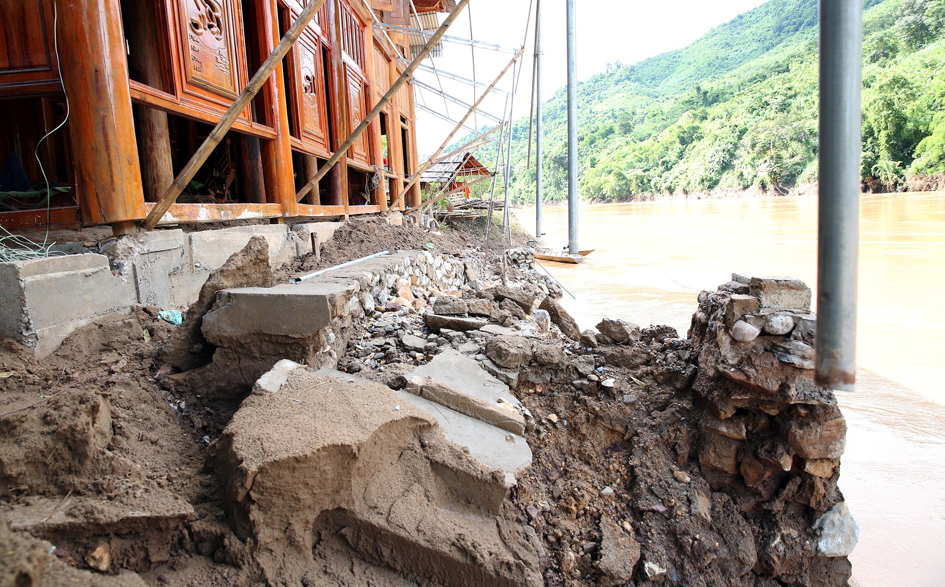 ban lang tan hoang sau mua lu anh 3