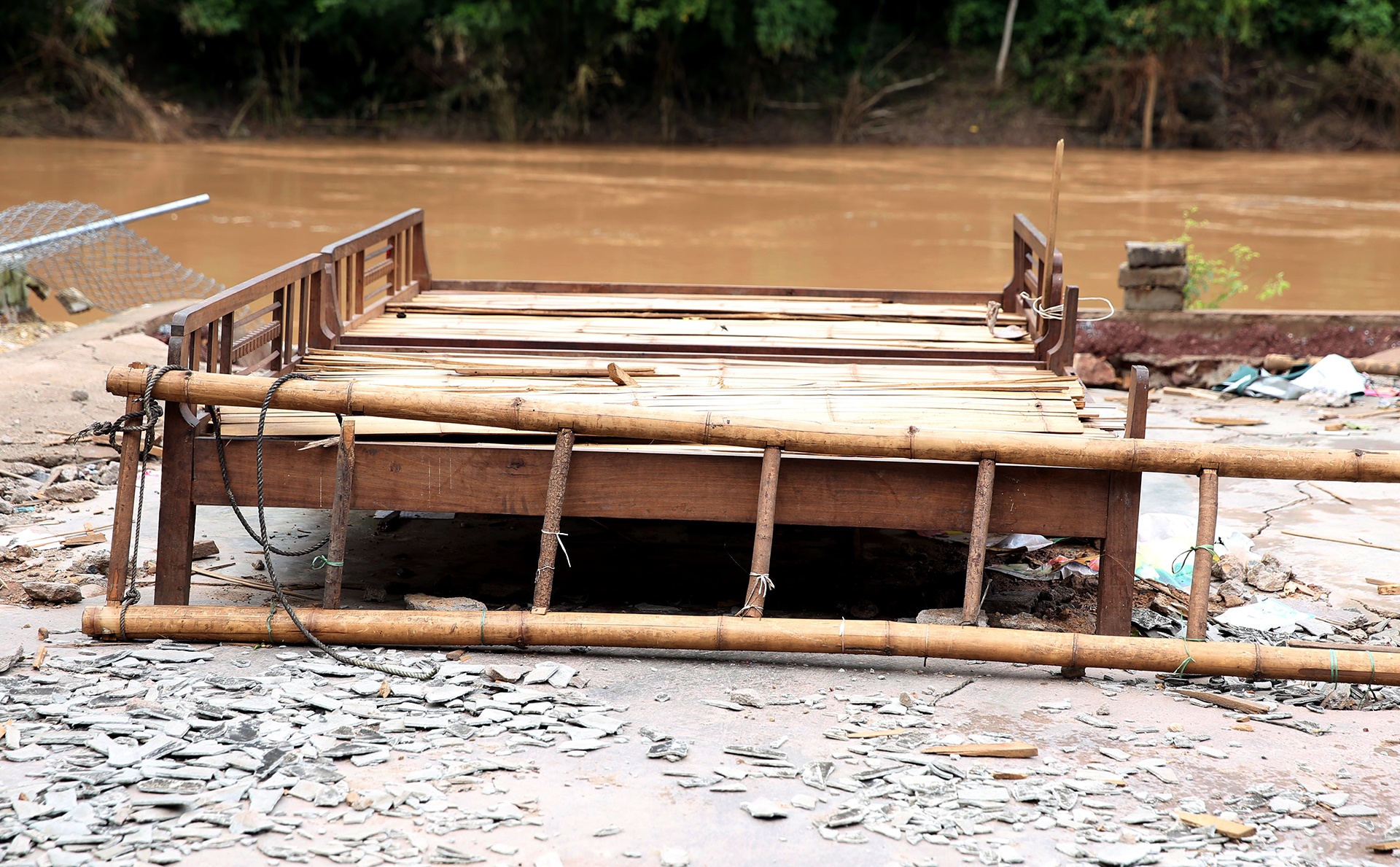 ban lang tan hoang sau mua lu anh 8