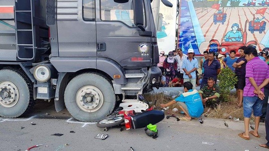 Xe ben dam xe may, 2 nguoi tu vong tai cho hinh anh