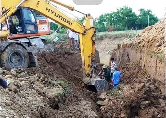 Lam muong thoat nuoc, nguoi dan ong bi dat lo vui chet hinh anh