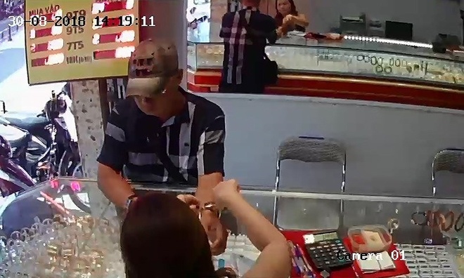 Truy tim nguoi dan ong dung do gia vao tiem vang lua dao hinh anh