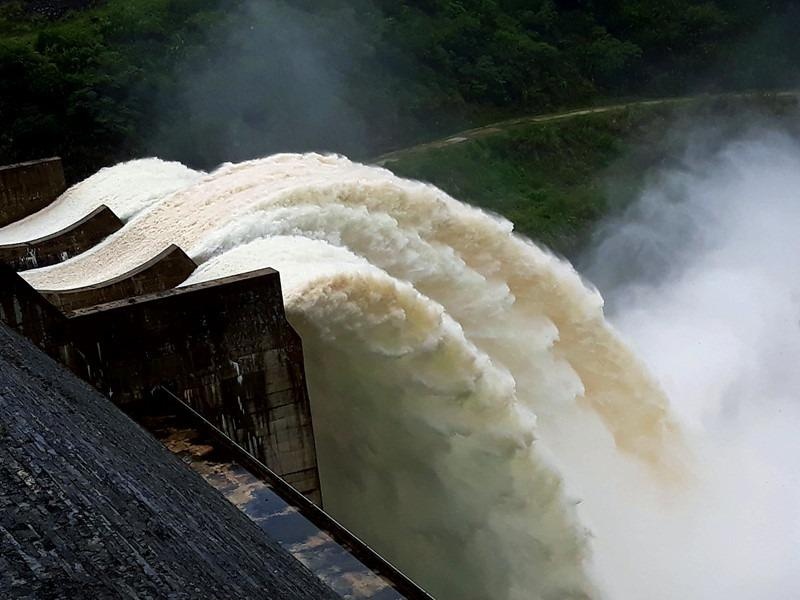 Lu lich su khien thuy dien Ban Ve xa muc ky luc hinh anh