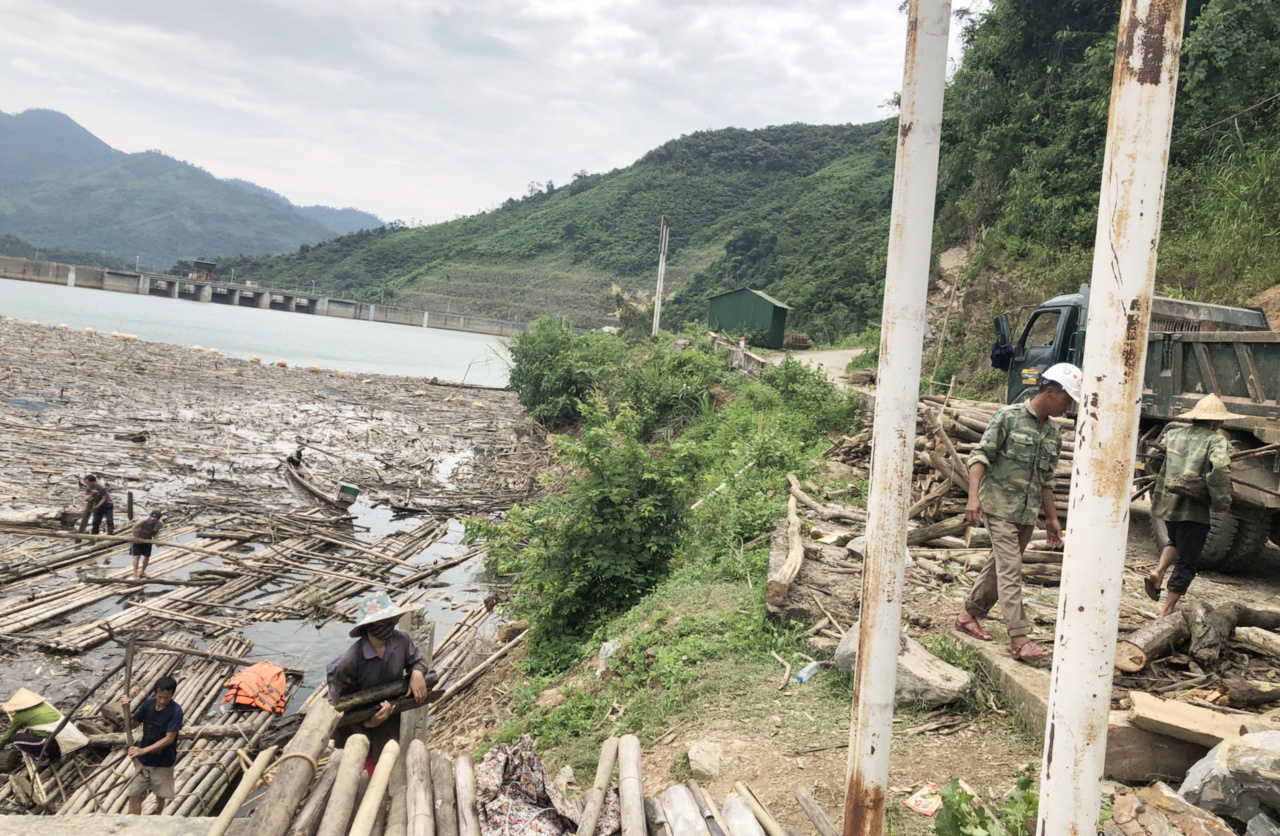 thủy điện Bản Vẽ ngập rác ảnh 1 thuy dien Ban Ve ngap rac anh 1