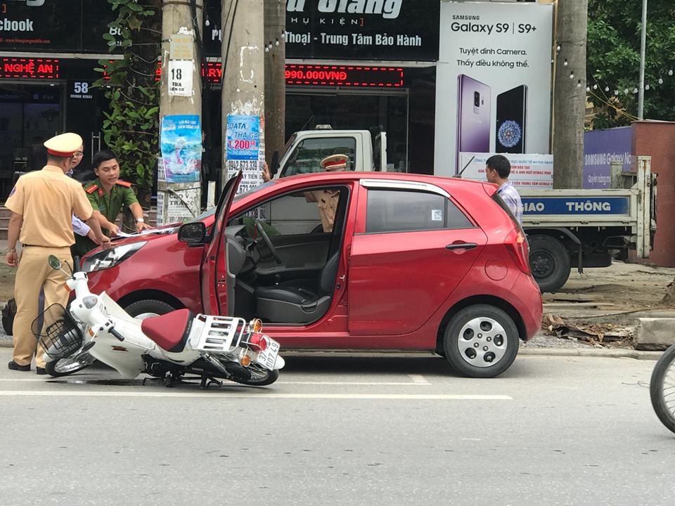 Mo cua oto bat can, nu sinh bat tinh tai cho hinh anh