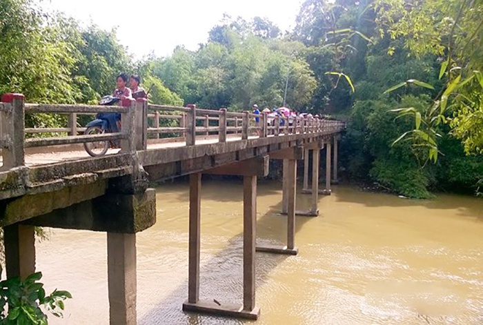 Co gai 17 tuoi bat ngo nhay xuong song khi di choi cung nhom ban hinh anh