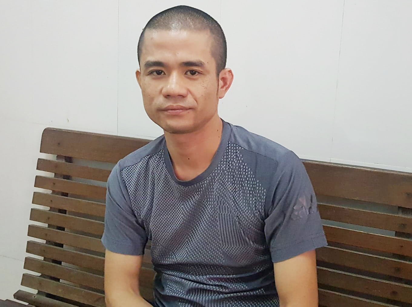 ôm lựu đạn cố thủ trong nhà ảnh 1 om luu dan co thu trong nha anh 1