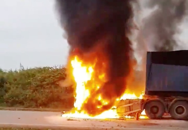 Xe container boc chay du doi khi dang leo doc hinh anh