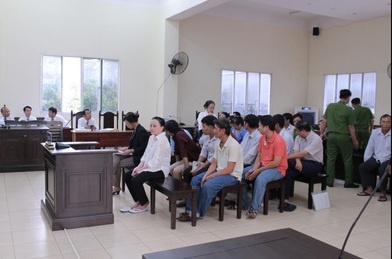 can bo ngan hang Agribank hau toa anh 1