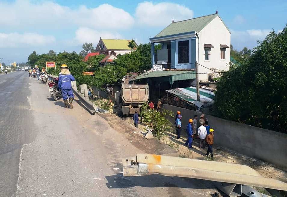ôtô tải lao vào nhà dân ảnh 1 oto tai lao vao nha dan anh 1
