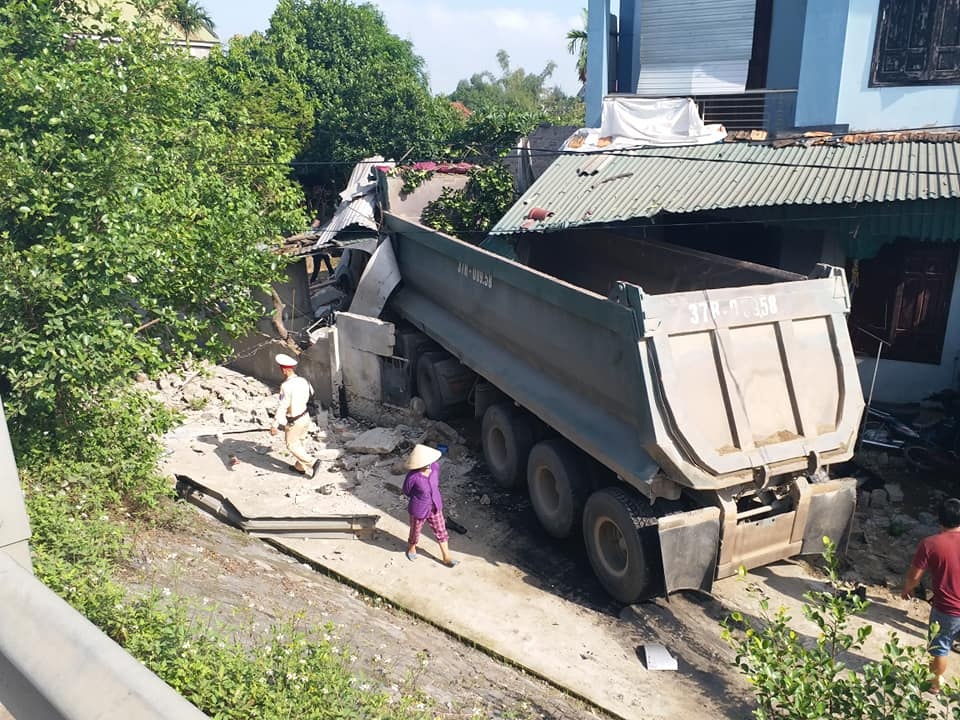 Xe tai lao vao nha dan, gia chu nhap vien hinh anh