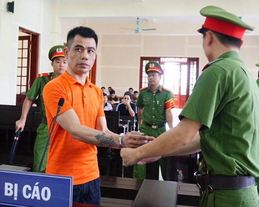 Tu hinh nguoi dan ong vac sung di buon ma tuy hinh anh