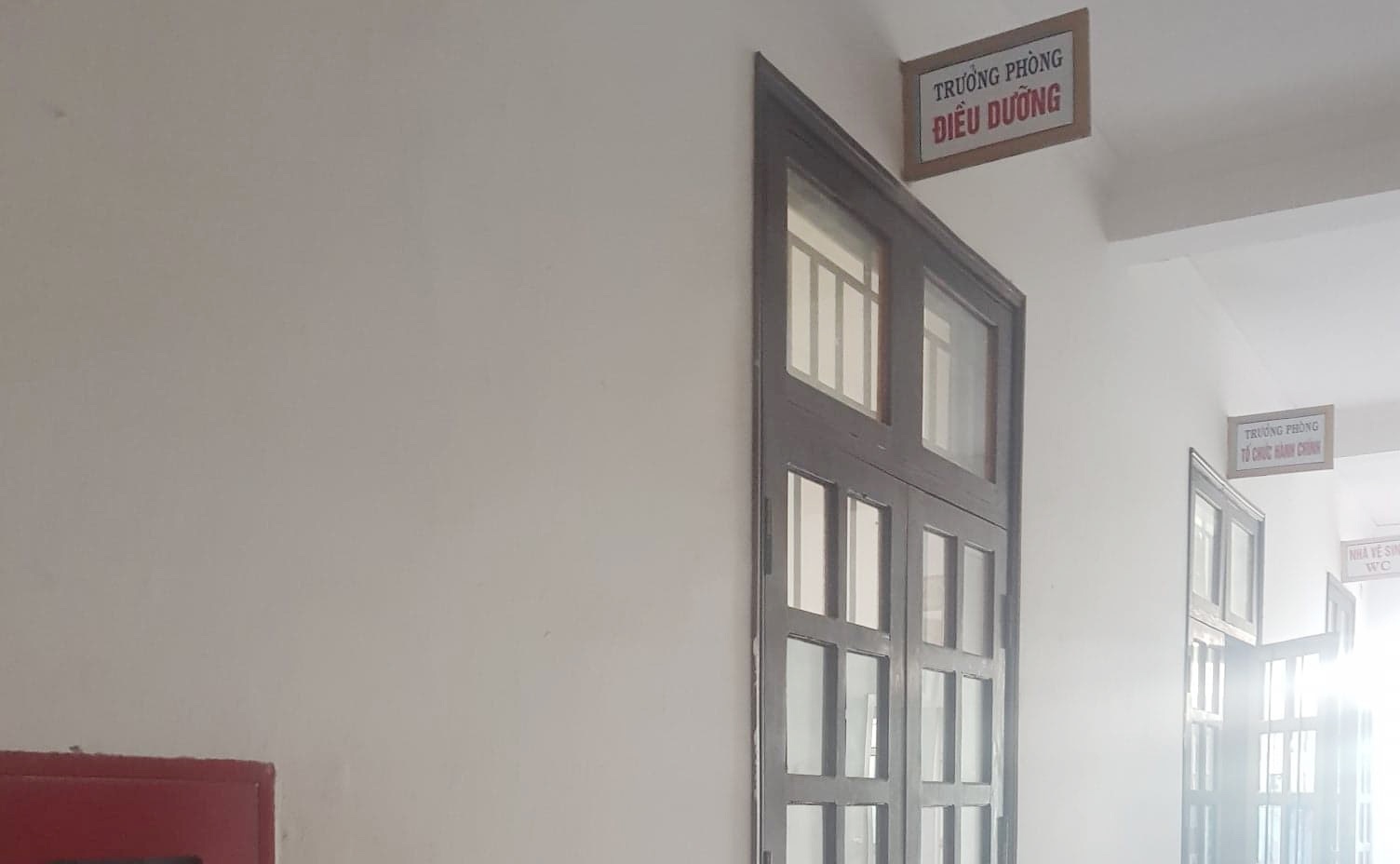 Truong phong to chuc benh vien nem ghe ve phia nu dong nghiep hinh anh