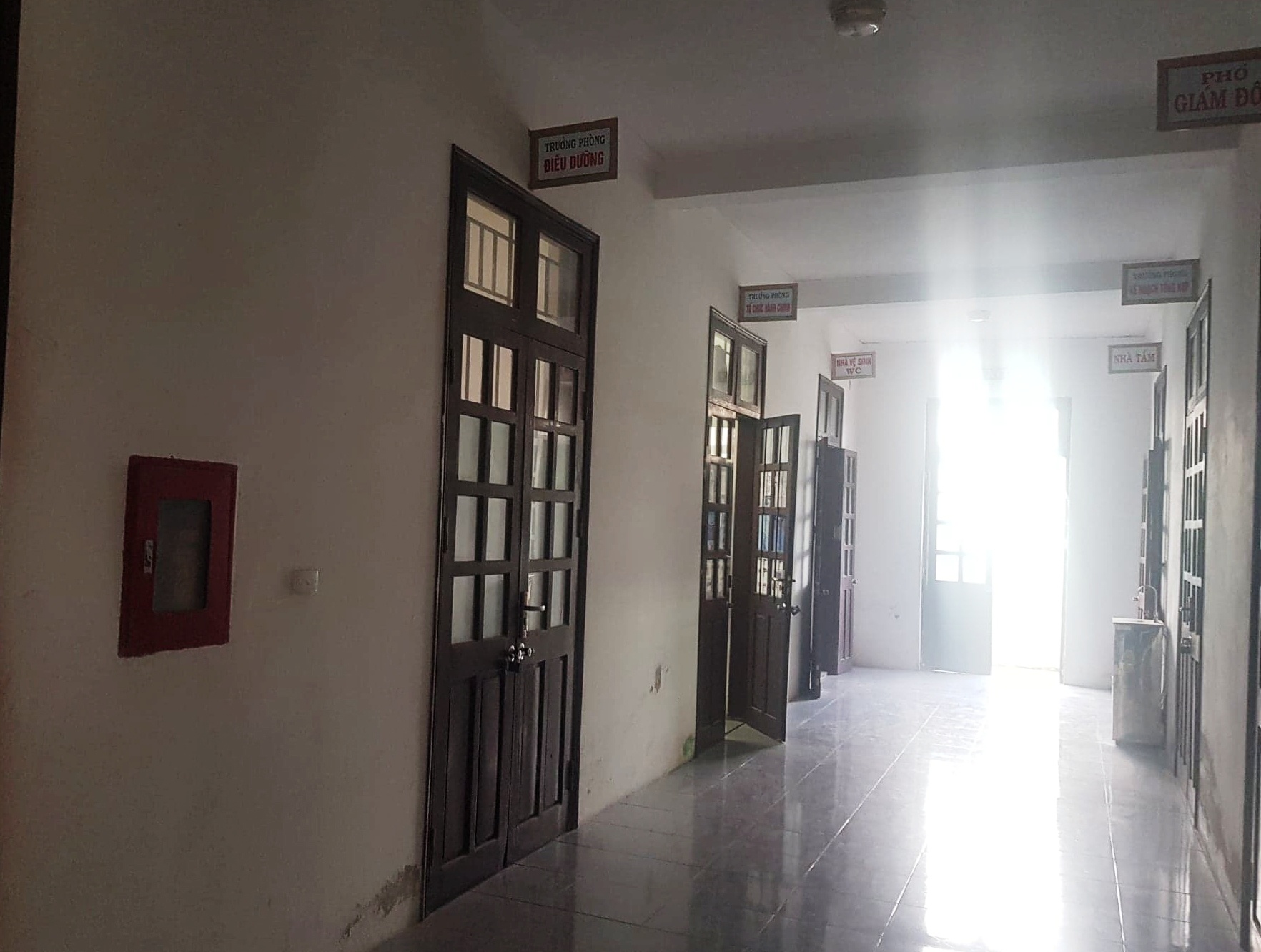 Ném ghế vào trưởng phòng điều dưỡng ảnh 1 Nem ghe vao truong phong dieu duong anh 1