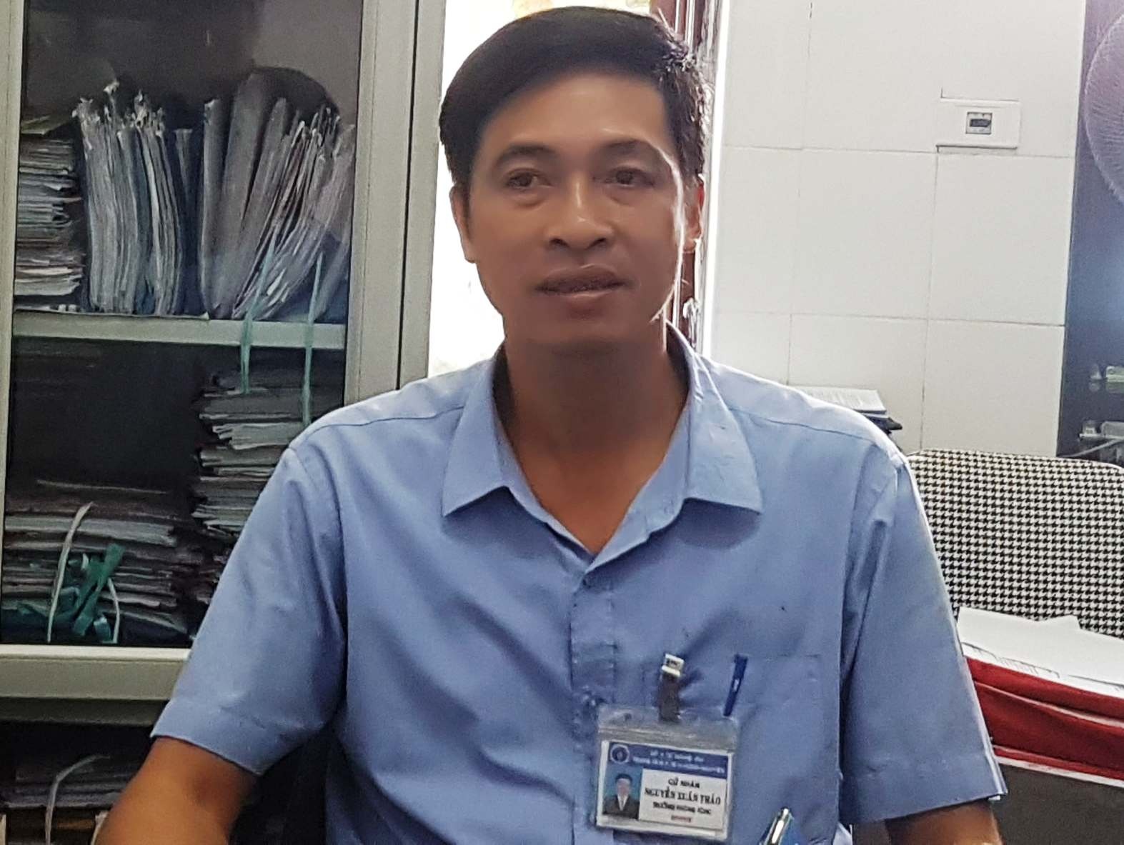 Nam truong phong hoi han vi nem ghe vao nu dong nghiep hinh anh