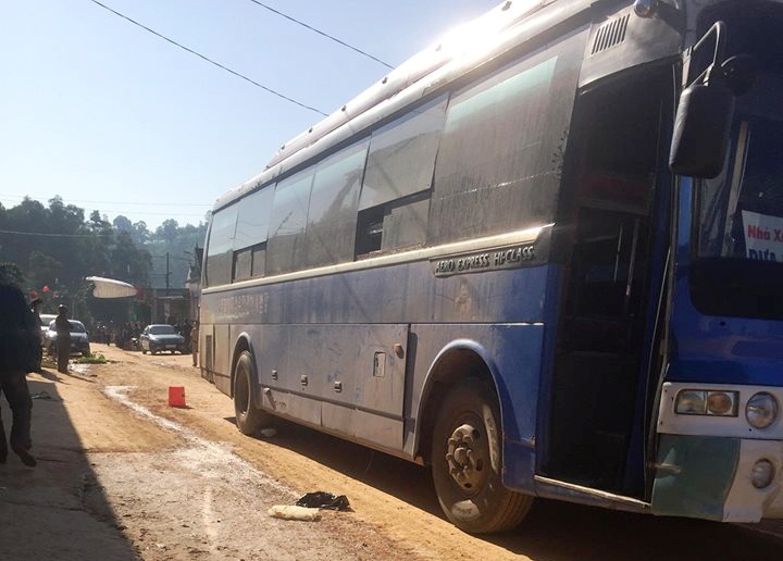 xe dua don hoc sinh gay tai nan anh 1