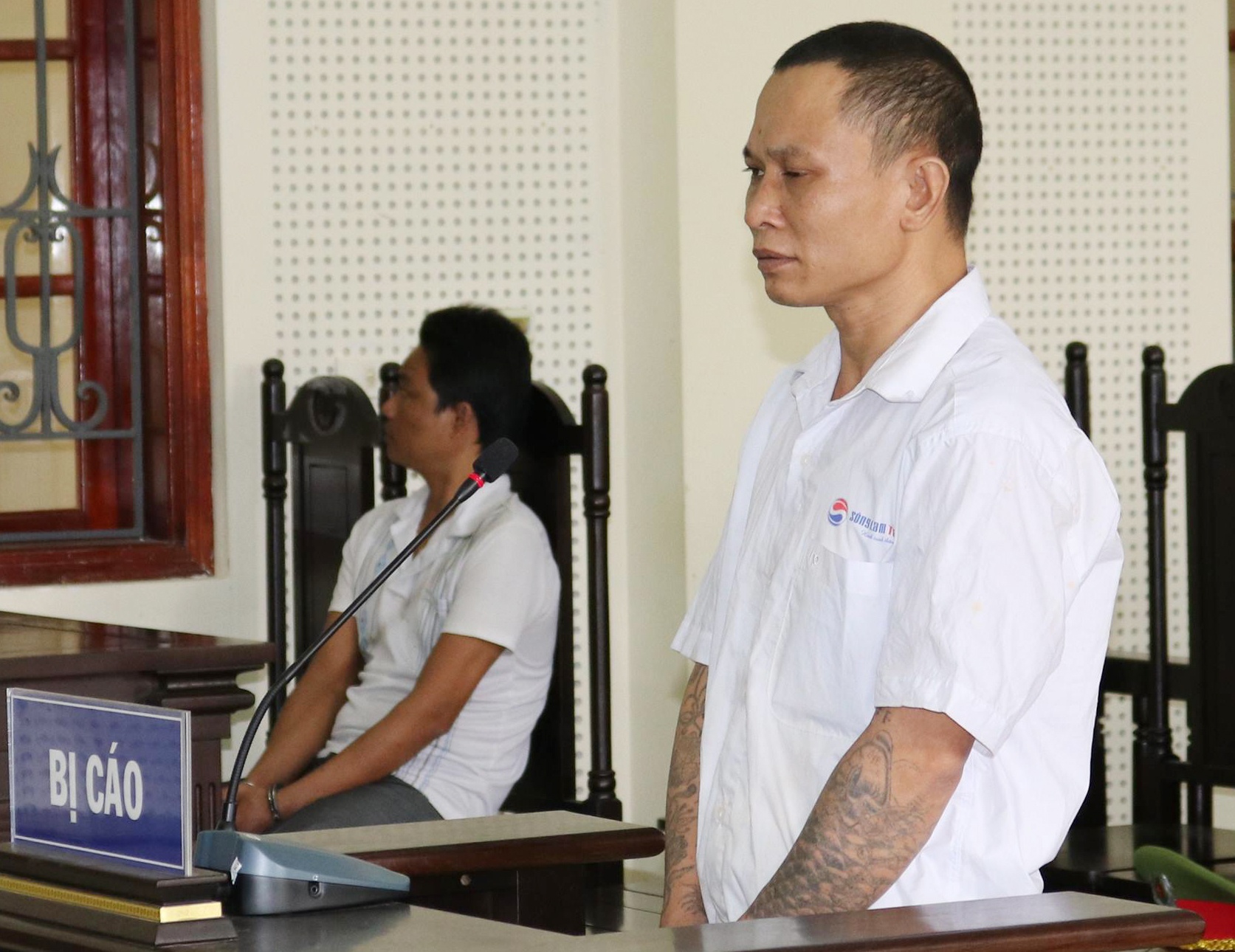 Chem hang xom 23 nhat dao khi bi phat hien an trom hinh anh