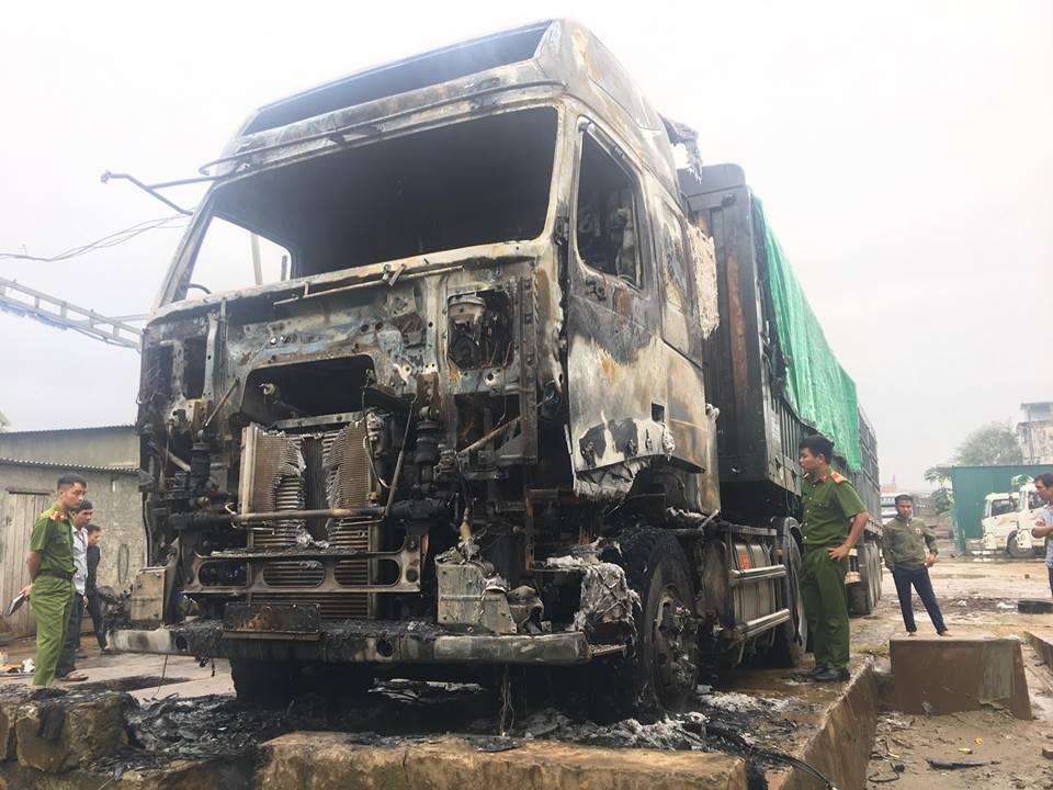 cháy ôtô đầu kéo ảnh 1 chay oto dau keo anh 1