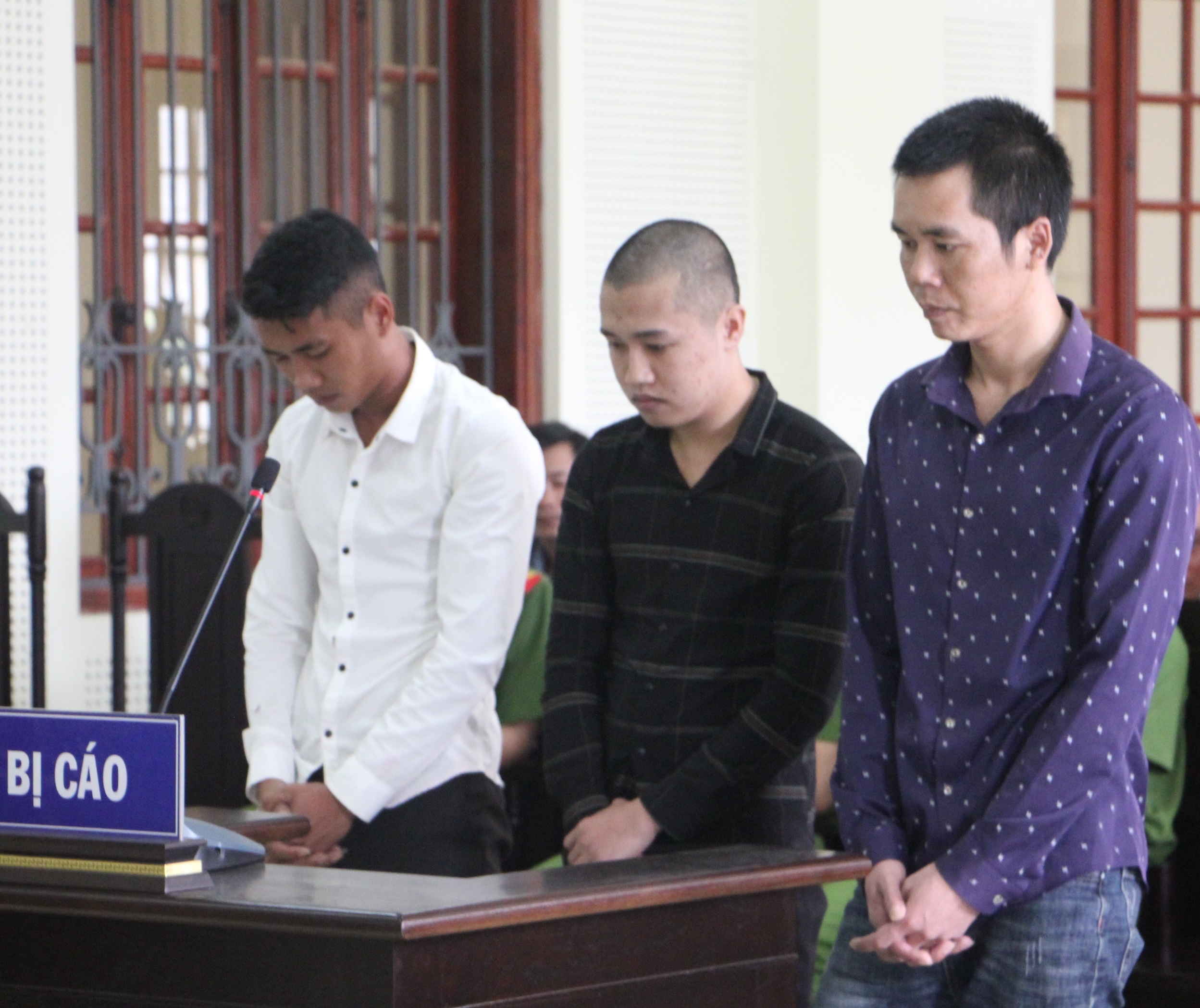 3 anh em ruot dam chet chu quan karaoke chiu muc an nang hinh anh