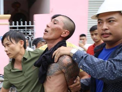 Be trai 1 tuoi bi cha nem tu noc nha xuong hinh anh